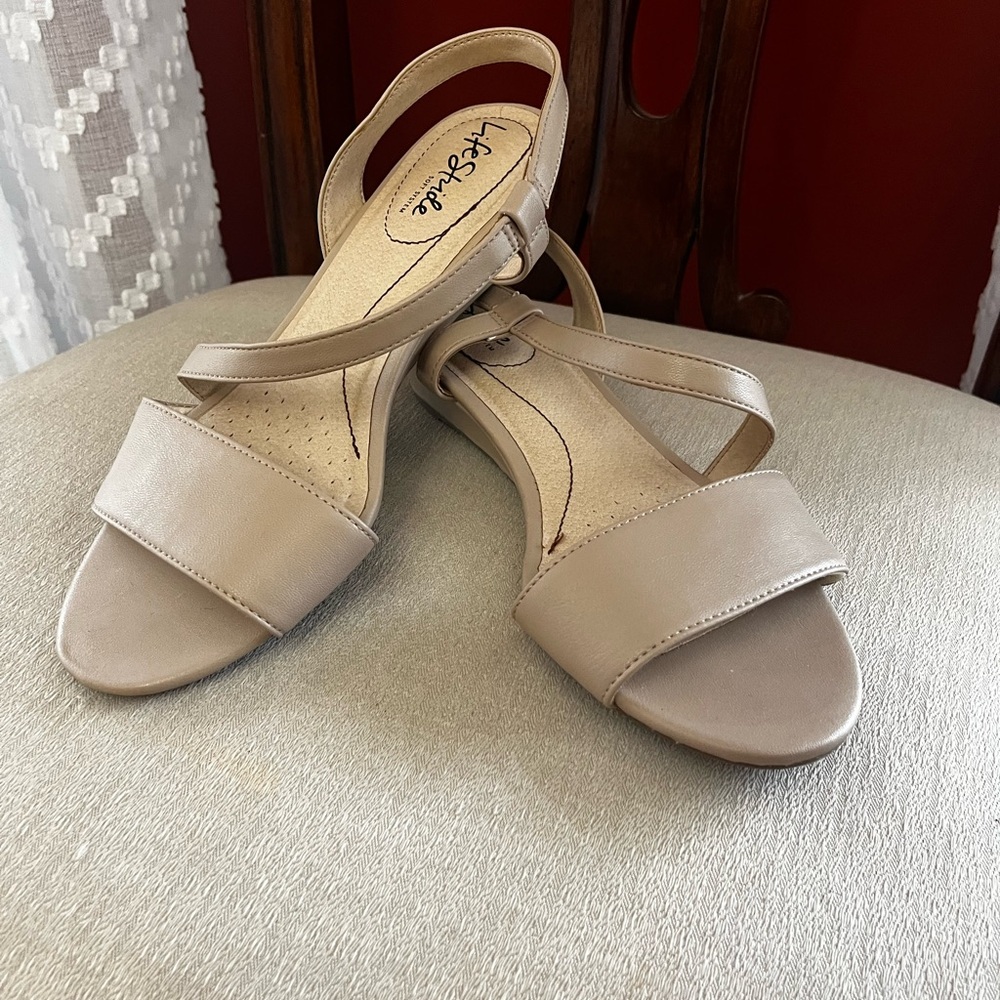 Life Stride Women's Taupe Sandals
